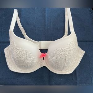 34D VS BRA